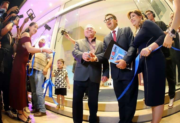 Enrique Mollá y Rafael Mariaca realizaron el corte de cinta. Fotos: Jorge Gutiérrez