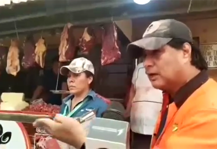 El alcalde de Guarayos lideró la clausura de puestos que vendían carne con sobreprecios 