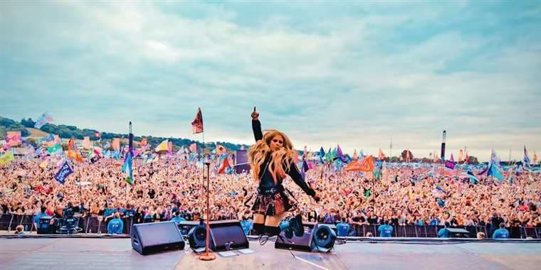 Avril Lavigne debuta en Glastonbury después de 20 años de carrera
