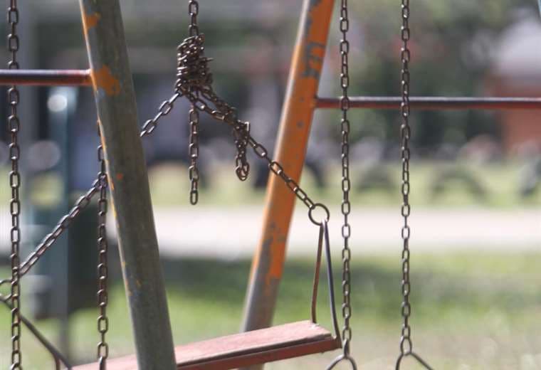 Hamacas y subibajas rotos y oxidados, la imagen de algunos parques en el receso escolar