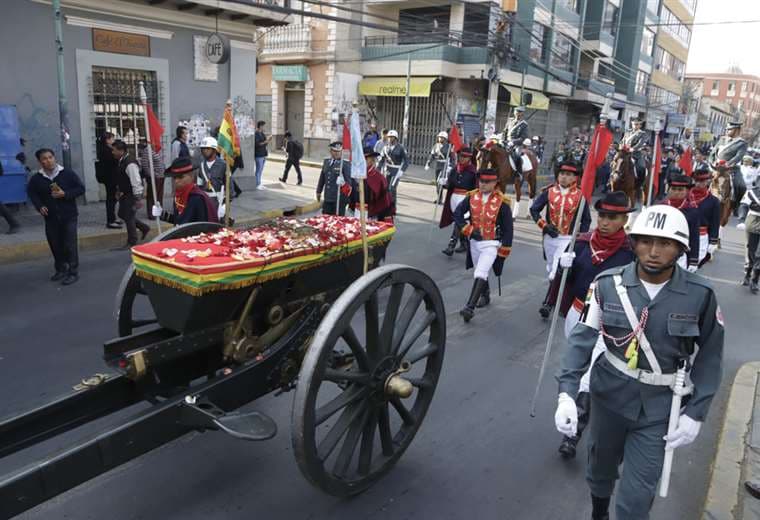 Traslado de los restos del general Esteban Arze. Foto: APG 