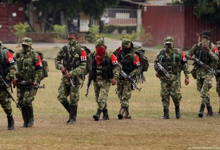 ELN se atribuye ataque contra una base militar colombiana que dejó 3 muertos y 26 heridos