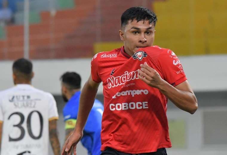 Un Bobadilla inspirado dio el triunfo (2-0) a Wilstermann sobre Real Santa Cruz