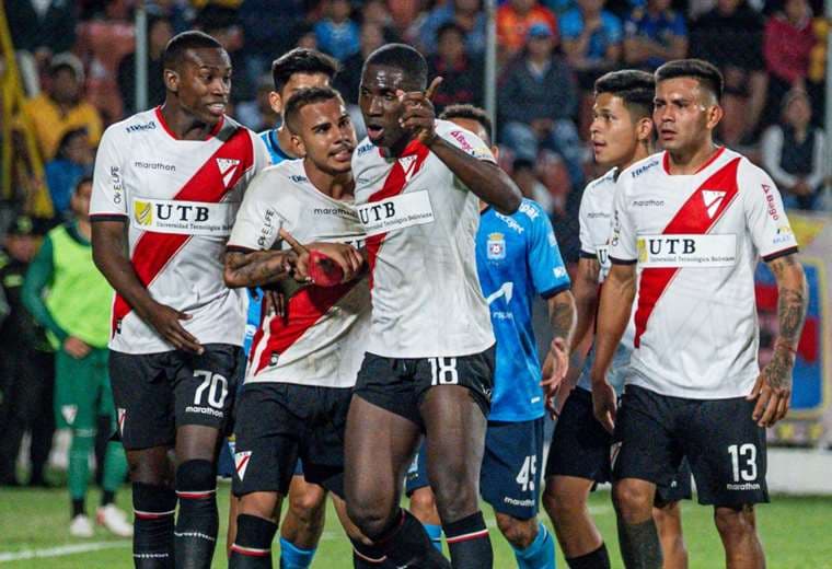 Momento en el que Luis Caicedo (18) abandona la cancha. Foto: Eduardo Justiniano