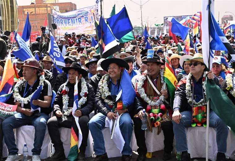 Arce llega al congreso de El Alto con apoyo judicial y se movilizan servidores de todo el país