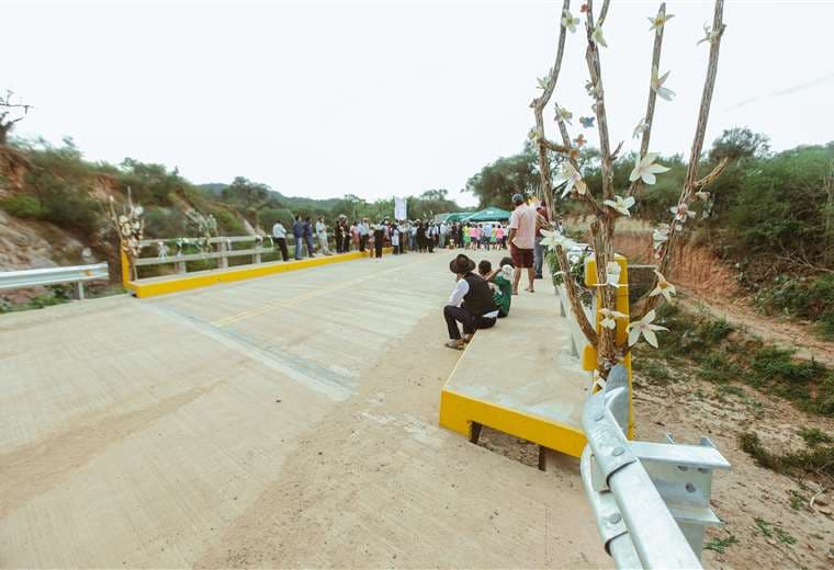 Gobernación cruceña entrega puente en la zona de los valles 